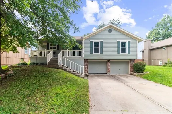 2121 NW Hidden Pointe CT, Blue Springs, MO 64015