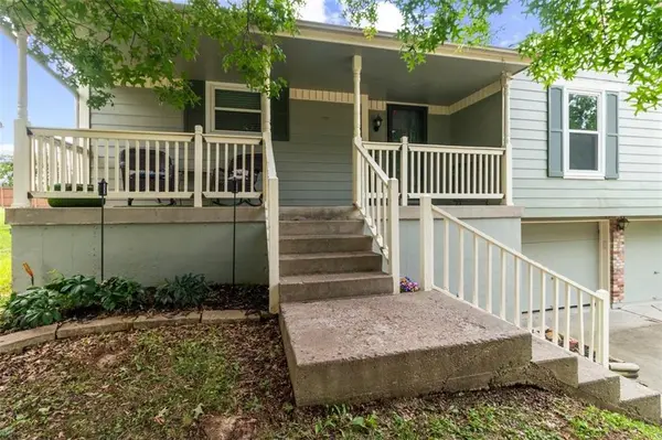 2121 NW Hidden Pointe CT, Blue Springs, MO 64015