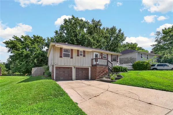 1216 NW Somerset CT, Blue Springs, MO 64015