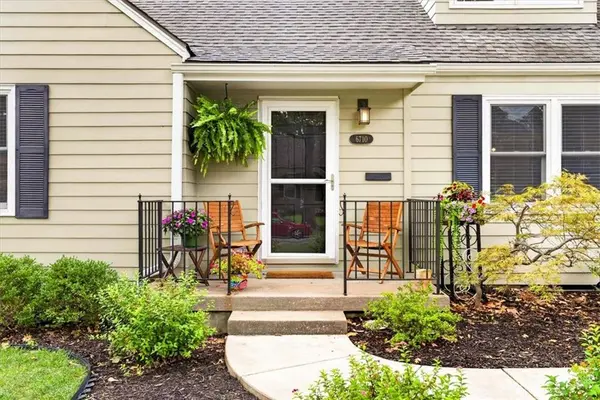 6710 Granada LN, Prairie Village, KS 66208