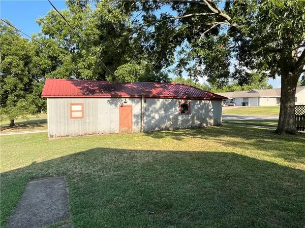 523 2nd ST, Oswego, KS 67356
