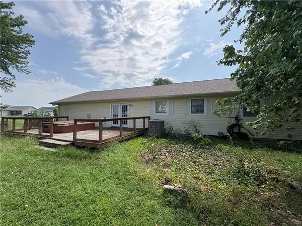 720 Meadow LN, Nevada, MO 64772