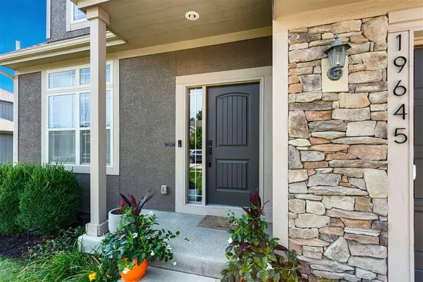 19645 W 120th TER, Olathe, KS 66061