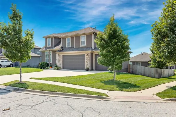 19645 W 120th TER, Olathe, KS 66061