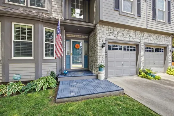 15802 S Lindenwood DR, Olathe, KS 66062