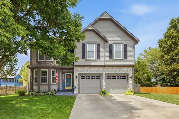 15802 S Lindenwood DR, Olathe, KS 66062