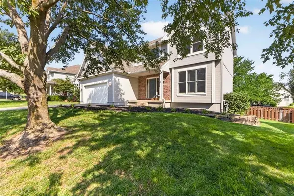 1037 SW Sunflower DR, Lee's Summit, MO 64081