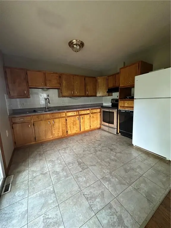 8404 Booth AVE, Raytown, MO 64138