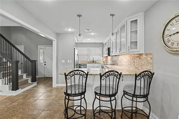 221 Woodbridge LN, Kansas City, MO 64145