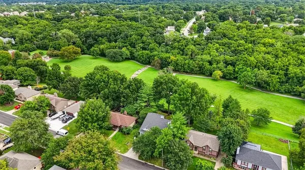 1027 NE Mulberry ST, Lee's Summit, MO 64086