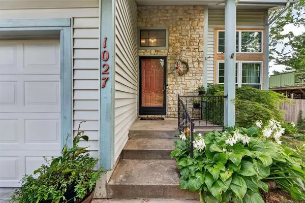 1027 NE Mulberry ST, Lee's Summit, MO 64086