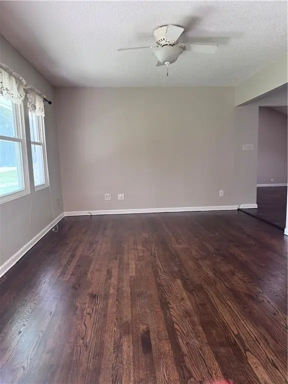 5722 W 70th TER, Overland Park, KS 66204