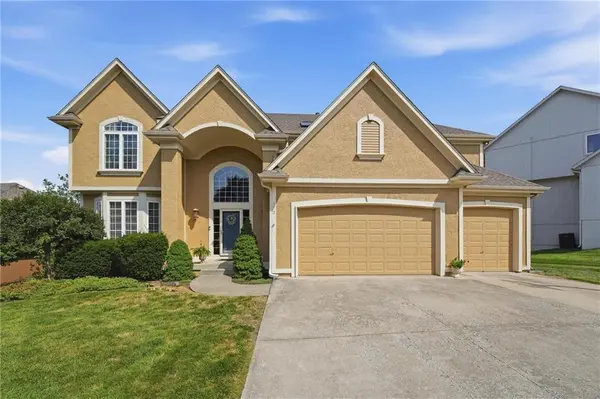 172 NE Hidden Ridge LN, Lee's Summit, MO 64064