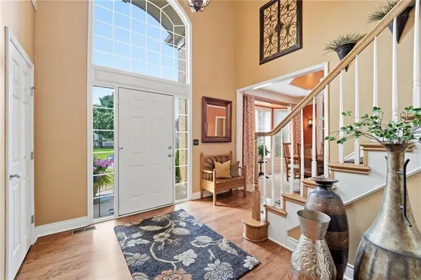 172 NE Hidden Ridge LN, Lee's Summit, MO 64064