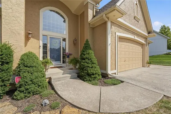172 NE Hidden Ridge LN, Lee's Summit, MO 64064