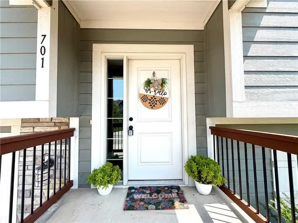 701 SE Juniper DR, Blue Springs, MO 64014