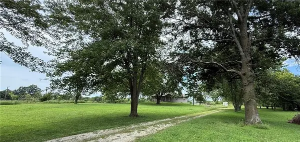 23820 S State Highway EE HWY, Harrisonville, MO 64701