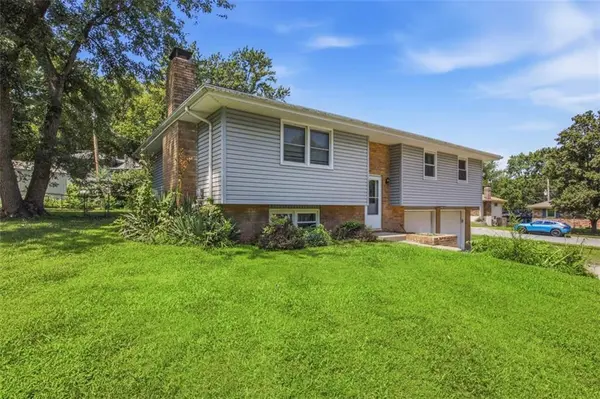 1008 S 21st TER, Leavenworth, KS 66048
