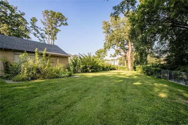 8249 Ward Pkwy, Kansas City, MO 64114