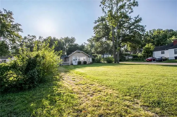 8249 Ward Pkwy, Kansas City, MO 64114