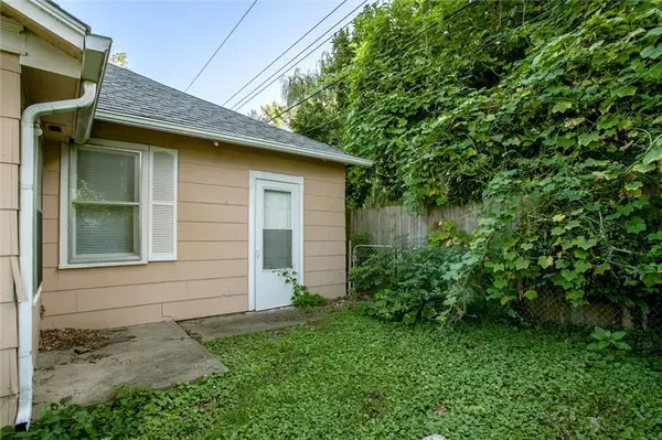 8249 Ward Pkwy, Kansas City, MO 64114