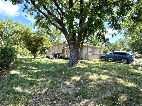 2911 & 2913 Belle Haven DR, Lawrence, KS 66046