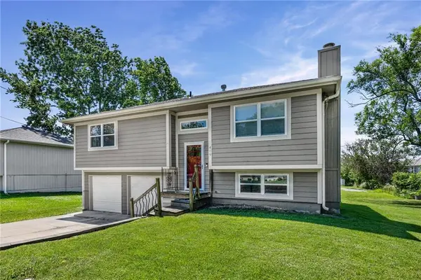 409 W South ST, Spring Hill, KS 66083