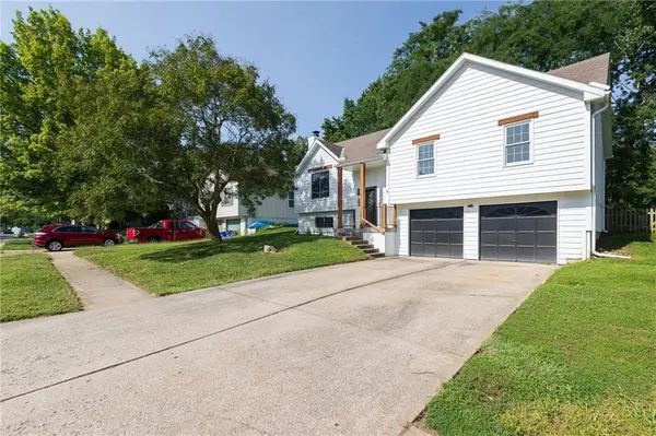 520 NE Bristol DR, Lee's Summit, MO 64086