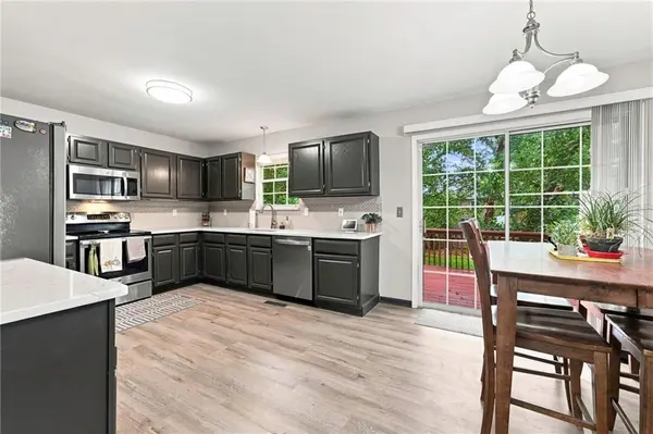 716 SE 11th ST, Lee's Summit, MO 64081