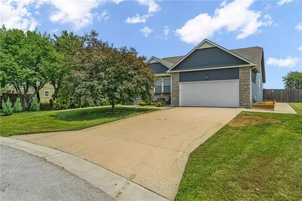 931 E 14th TER, Eudora, KS 66025