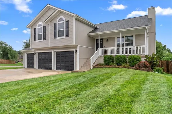1801 Gunner AVE, Greenwood, MO 64034