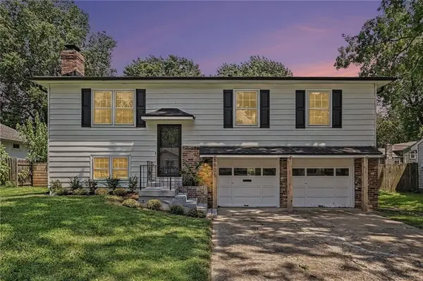 6805 Switzer LN, Shawnee, KS 66203