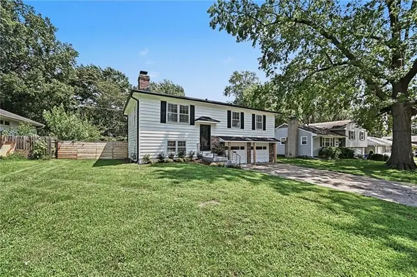 6805 Switzer LN, Shawnee, KS 66203