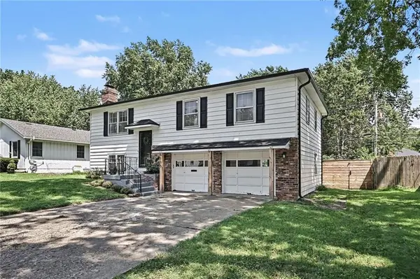 6805 Switzer LN, Shawnee, KS 66203