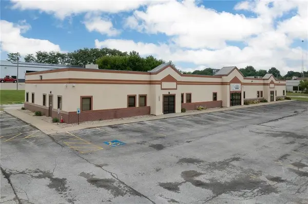 1602 N Woodbine RD, St Joseph, MO 64506