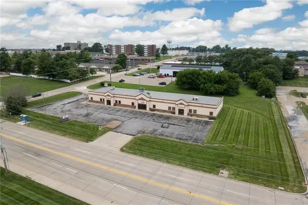 1602 N Woodbine RD, St Joseph, MO 64506