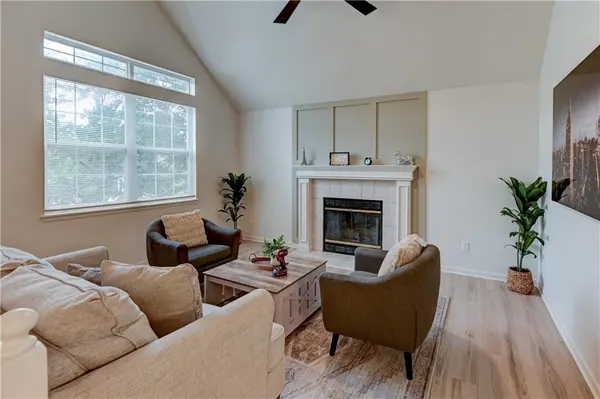 900 SW Daney DR, Lee's Summit, MO 64081