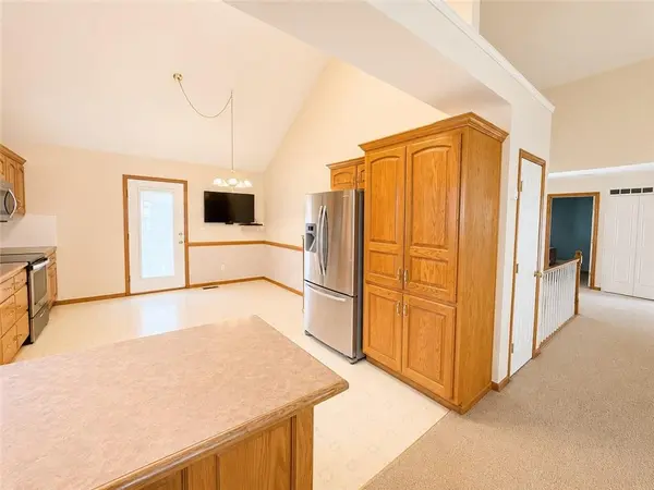 809 SW Graystone DR, Grain Valley, MO 64029