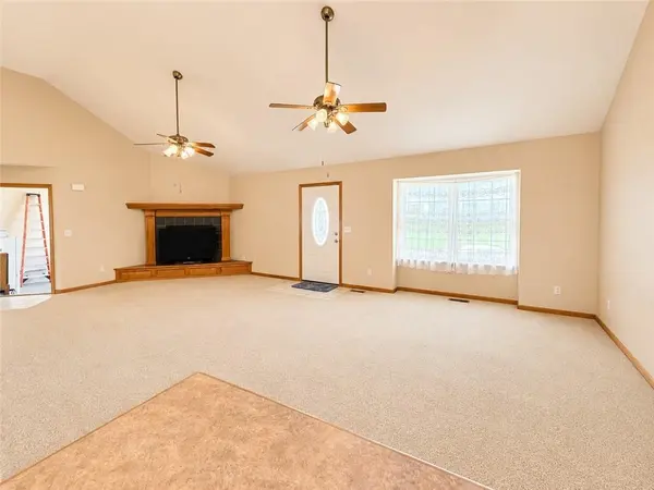 809 SW Graystone DR, Grain Valley, MO 64029