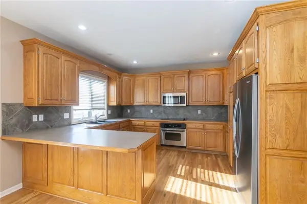 5701 NE Hidden Meadow DR, Lee's Summit, MO 64064