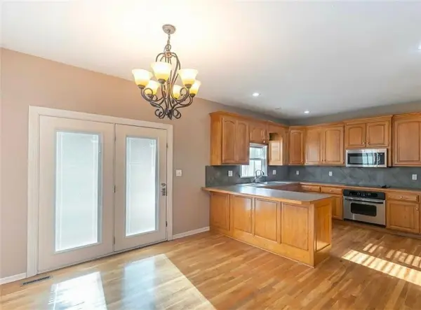 5701 NE Hidden Meadow DR, Lee's Summit, MO 64064