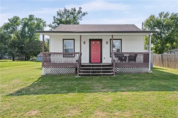 212 S Poplar ST, Ottawa, KS 66067