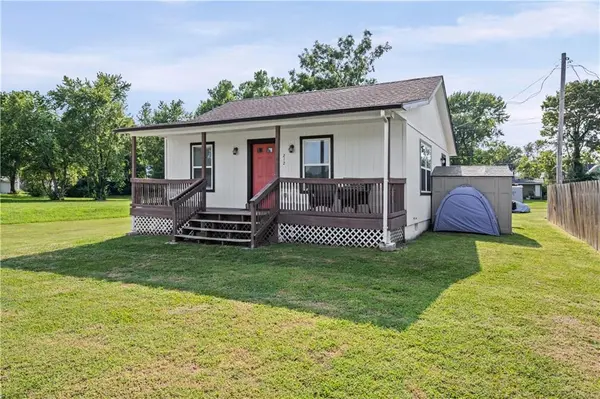 212 S Poplar ST, Ottawa, KS 66067