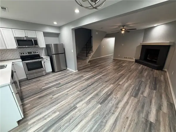 113 Greystone DR #NE, Lee's Summit, MO 64086