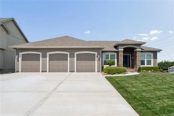 19556 W 105th TER, Olathe, KS 66061