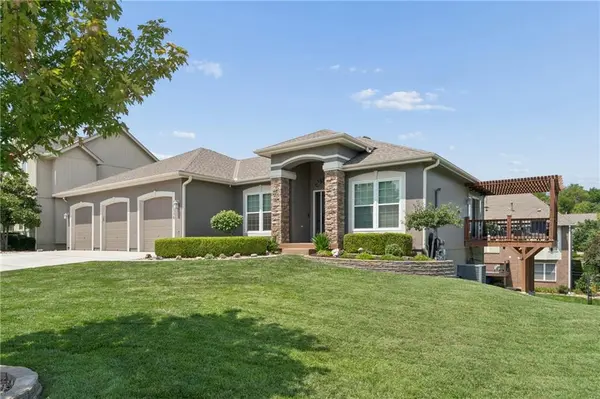 19556 W 105th TER, Olathe, KS 66061