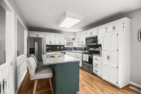 427 SE Franklin CT, Blue Springs, MO 64014