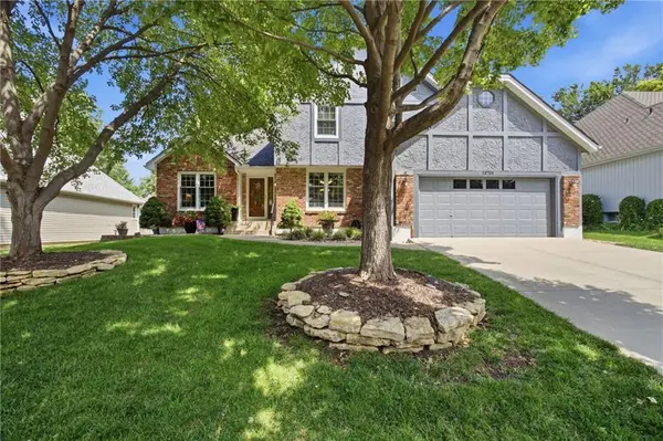 13704 W 75th TER, Lenexa, KS 66216