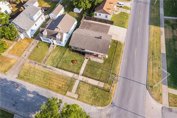 1323 W 3rd ST, Coffeyville, KS 67337