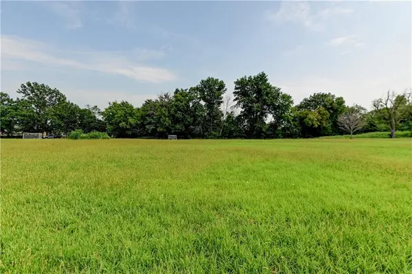1612 Country Club DR, Pleasant Hill, MO 64080